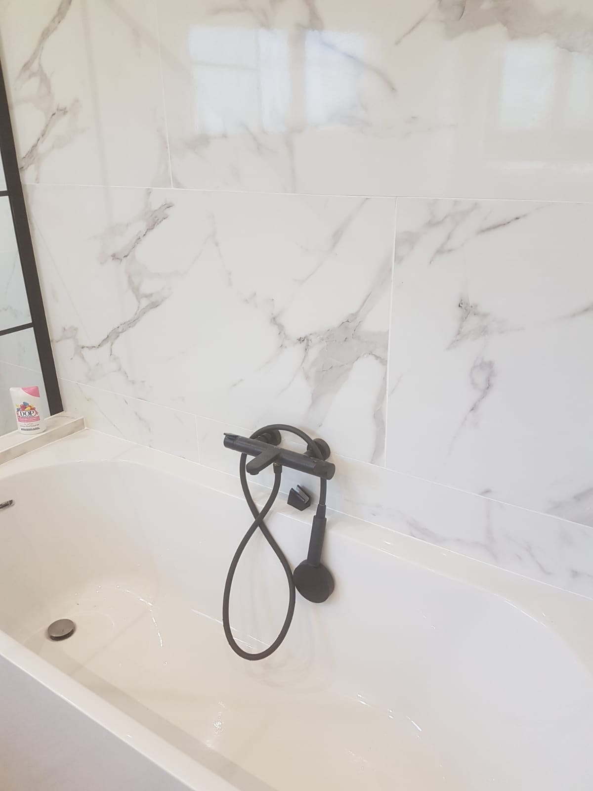 Baignoire et robinetterie noire mat — Nino Plomberie