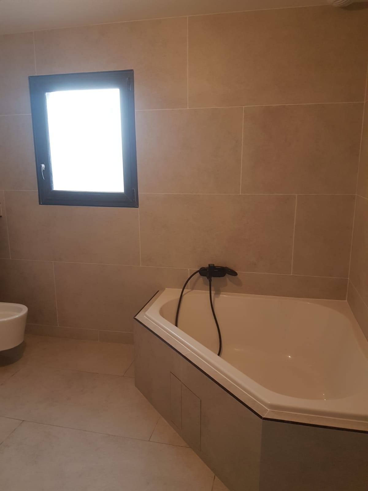Baignoire d'angle et WC suspendu — Nino Plomberie