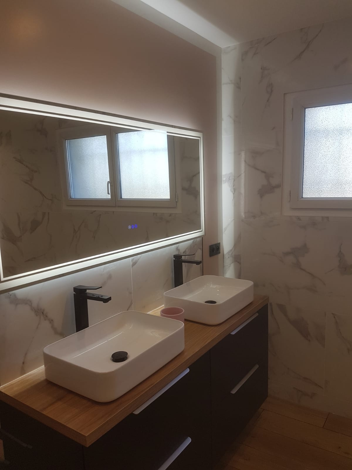 Meuble double vasque et miroir LED à Toulouse — Nino Plomberie