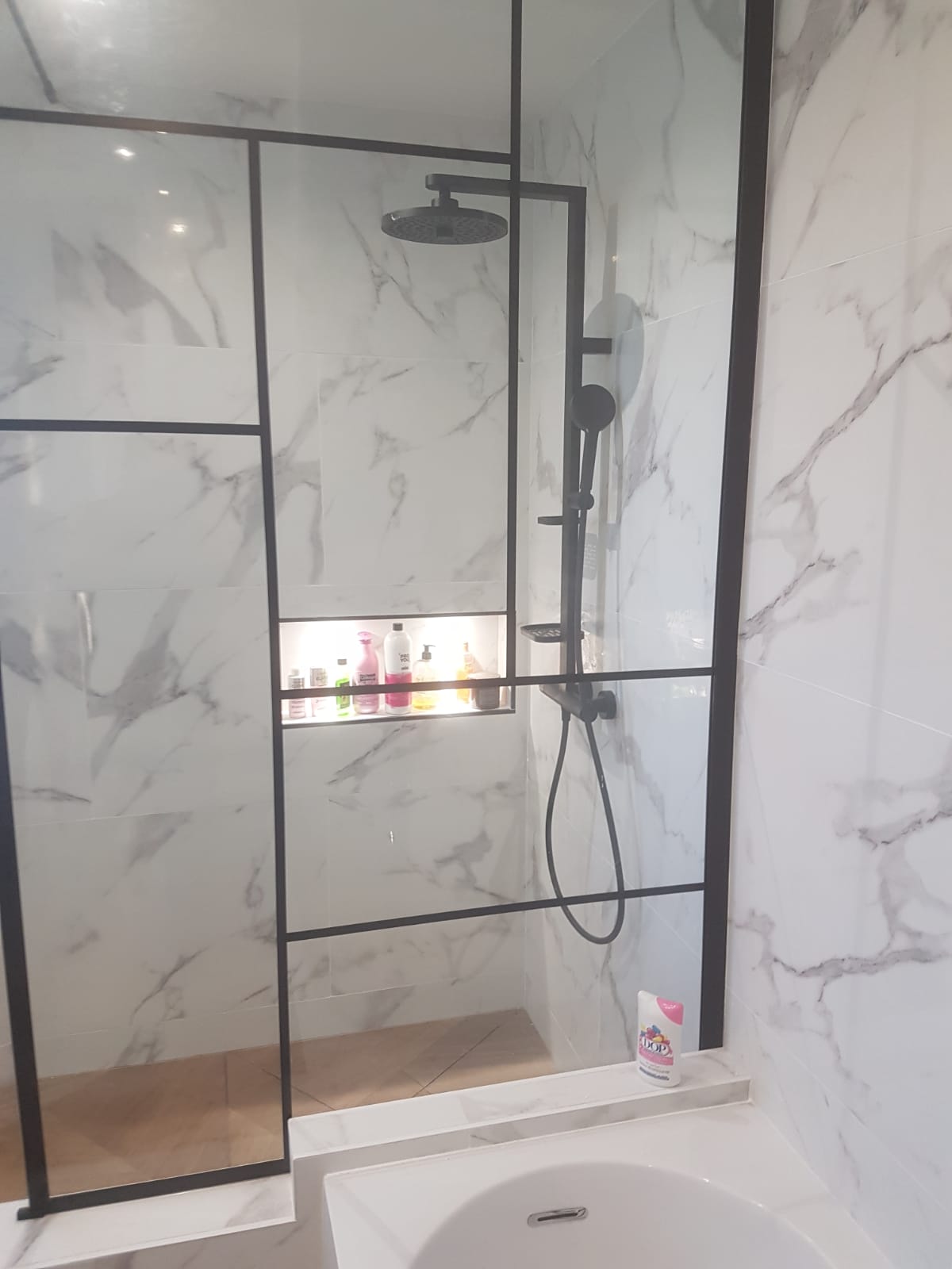 Verrière de douche et niche éclairée — Nino Plomberie