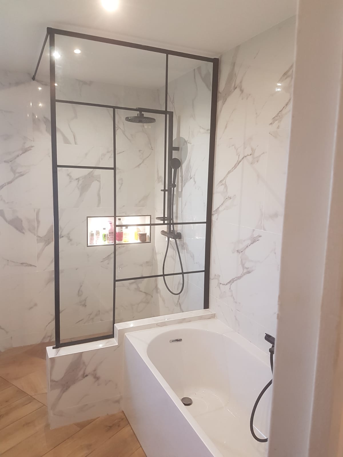 Douche à l'italienne avec verrière noire et baignoire à Colomiers — Nino Plomberie